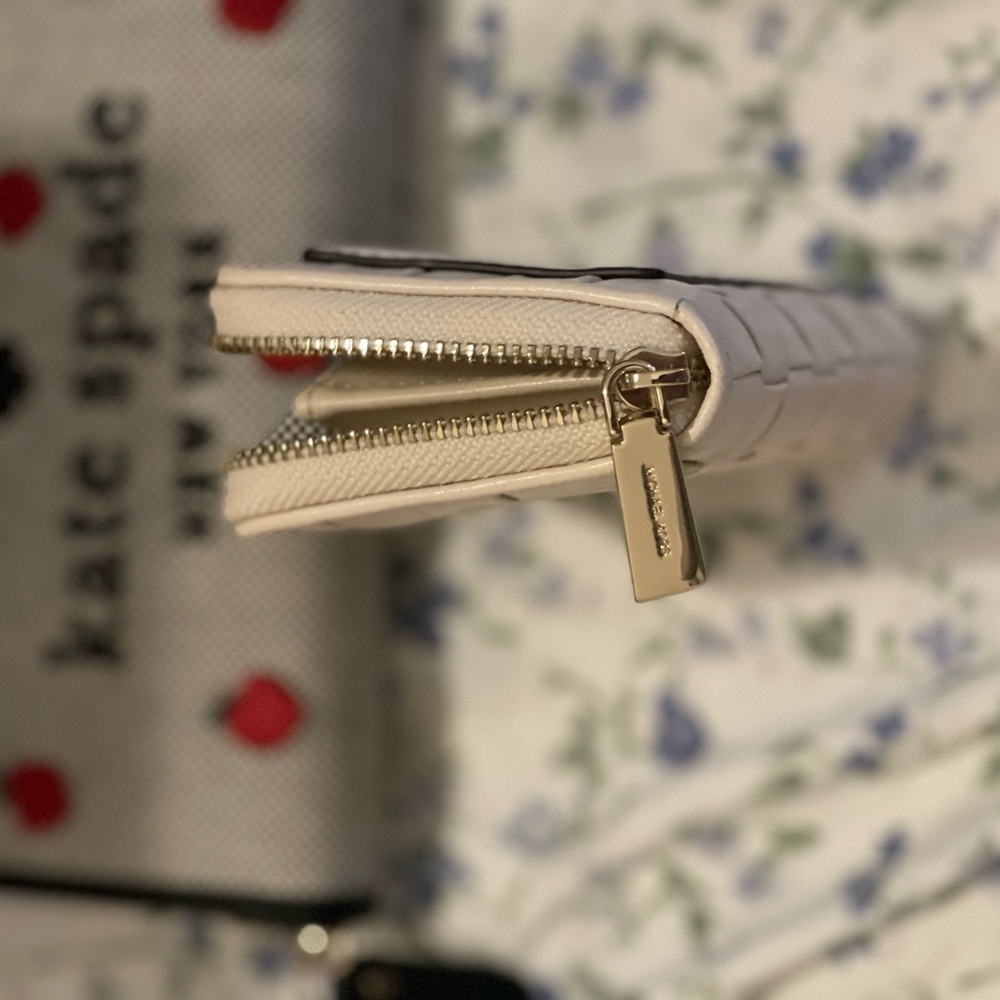 Michael Kors Cream and Gold Wallet - Picture 5 of 5